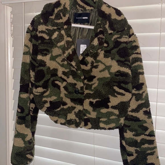 Fashion Nova Woman’s Sherpa Top - Picture 1 of 2